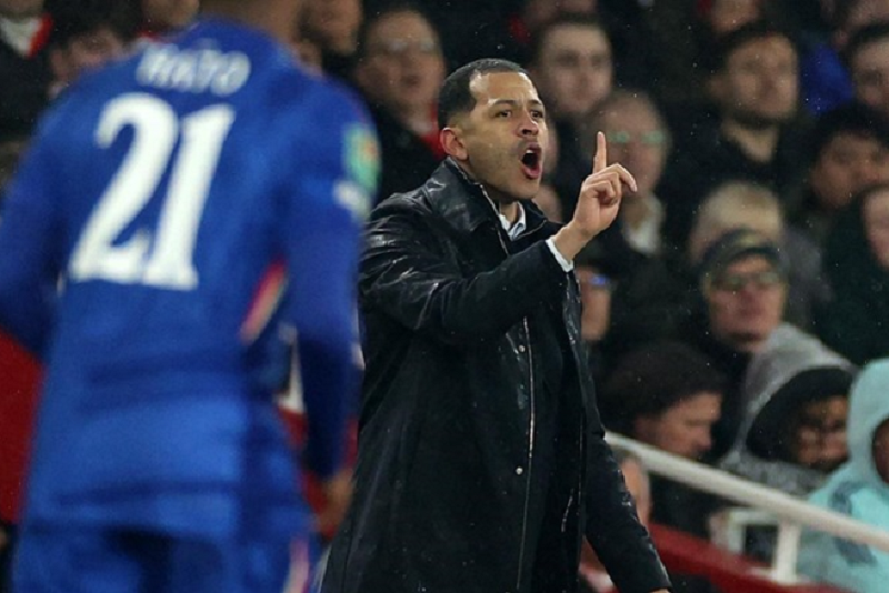 Rosenior lên tiếng sau quyết định gây tranh cãi khi Chelsea sớm buông trận trước PSG